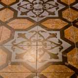 ... si confondono col bellissimo pavimento in maioliche a nido d�ape e forme geometriche